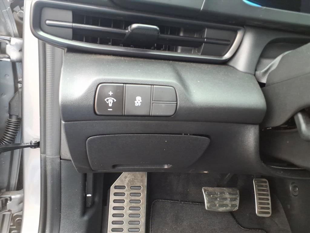 Used 2025 Hyundai Elantra Sport image 18