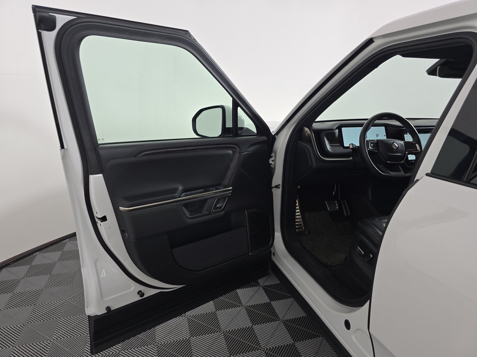 Used 2024 Rivian R1T Adventure AWD/4WD image 16