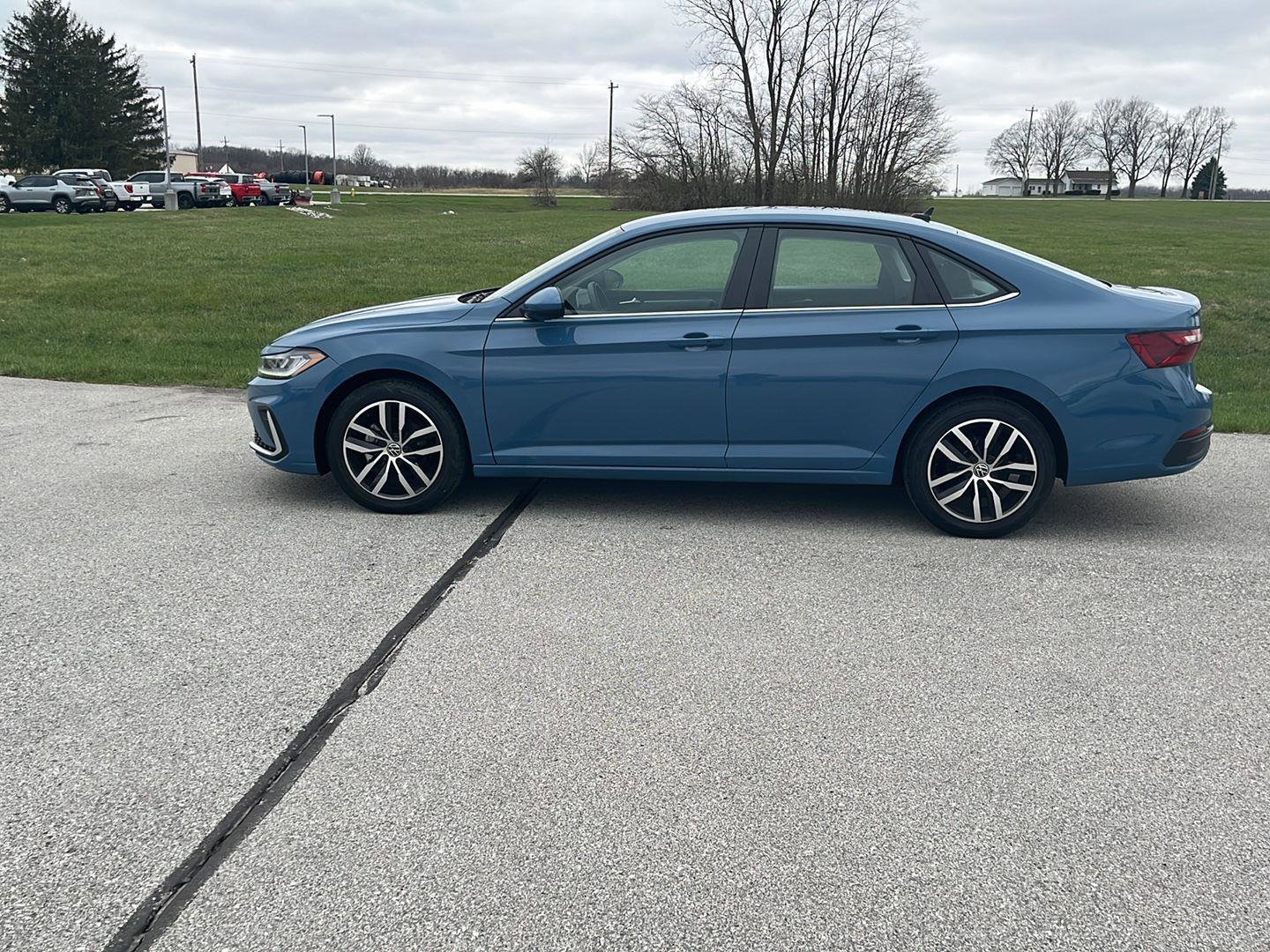 Used 2025 Volkswagen Jetta SE FWD image 2