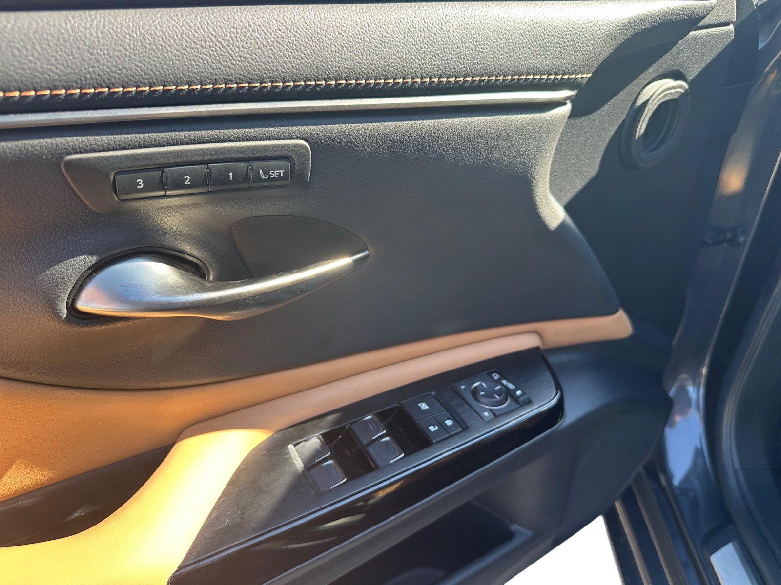 Used 2023 Lexus ES 350 w/ Premium Package FWD image 10