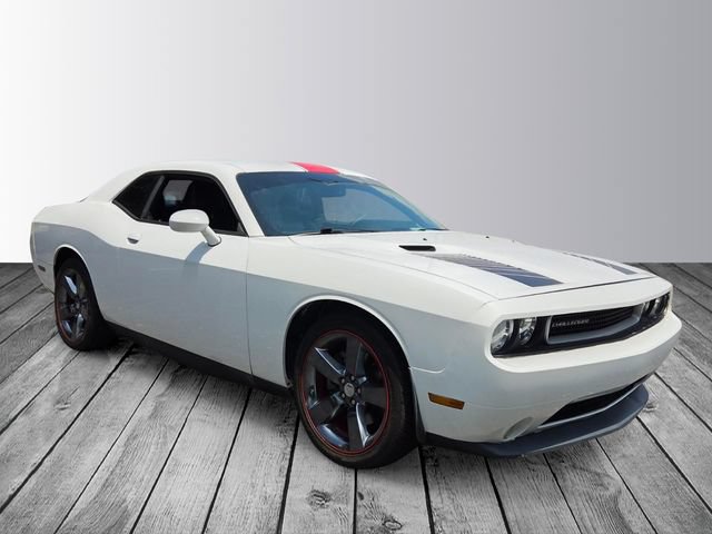 Used 2014 Dodge Challenger SXT RWD image 2
