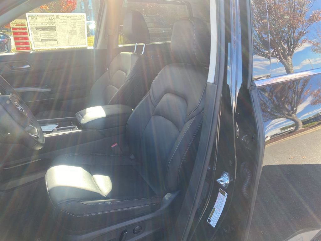 New 2025 Nissan Pathfinder SL image 12