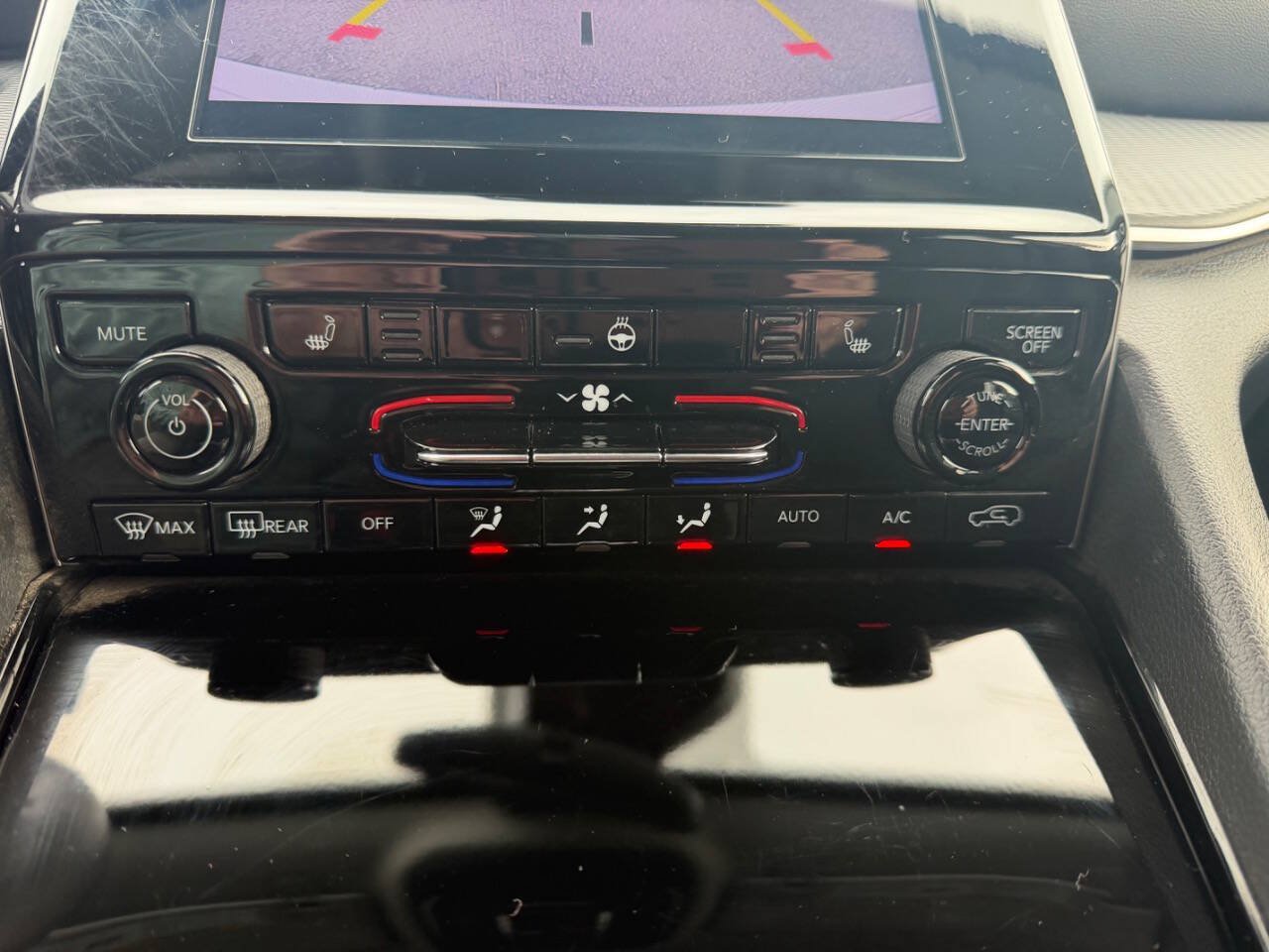 Used 2023 Jeep Grand Cherokee Laredo w/ Luxury Tech Group I AWD/4WD image 12