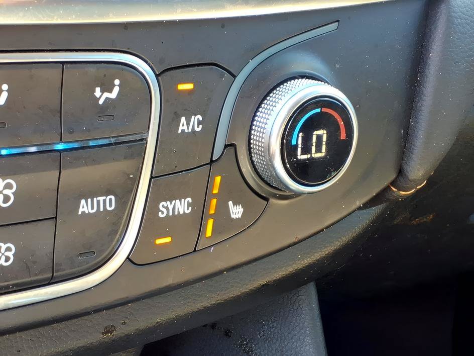 Used 2020 Chevrolet Traverse LT FWD image 19