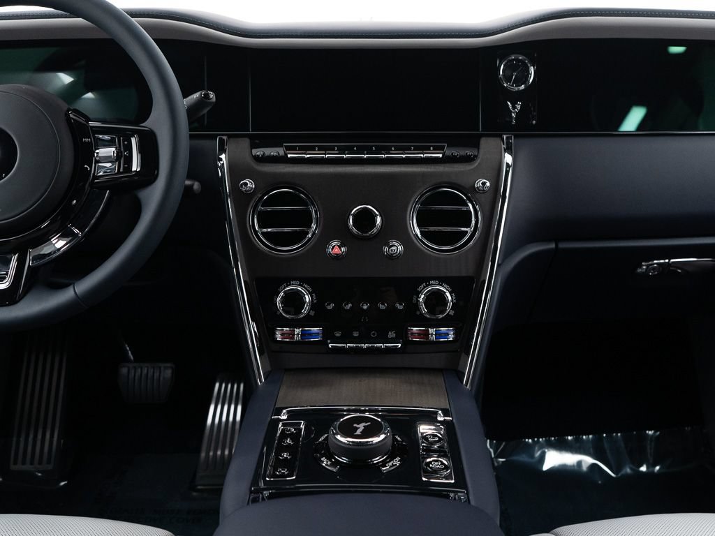 Used 2026 Rolls-Royce Cullinan AWD/4WD image 38