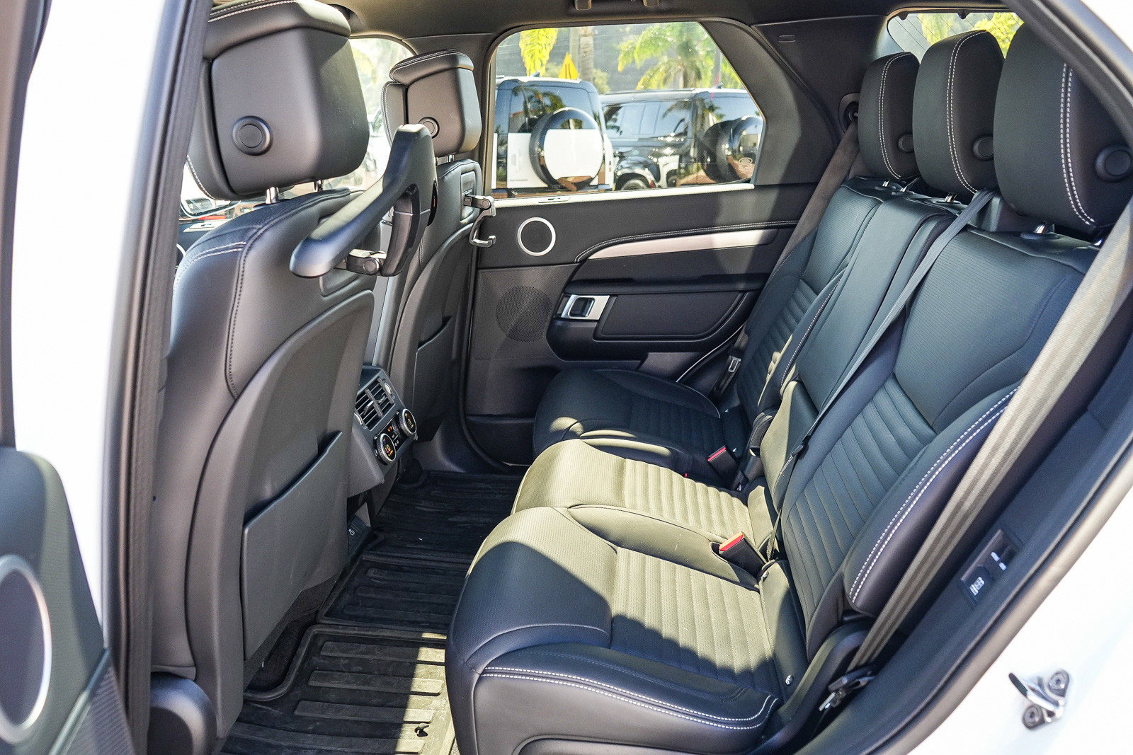 Certified 2025 Land Rover Discovery Dynamic SE AWD/4WD image 16