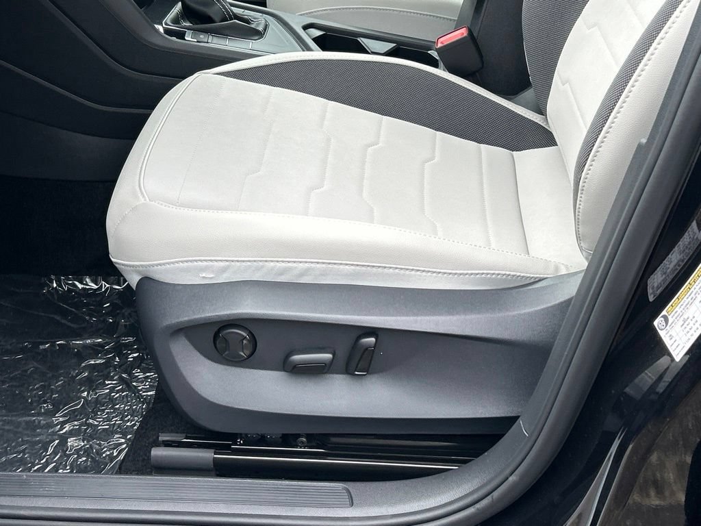 New 2026 Volkswagen Taos SE FWD image 16