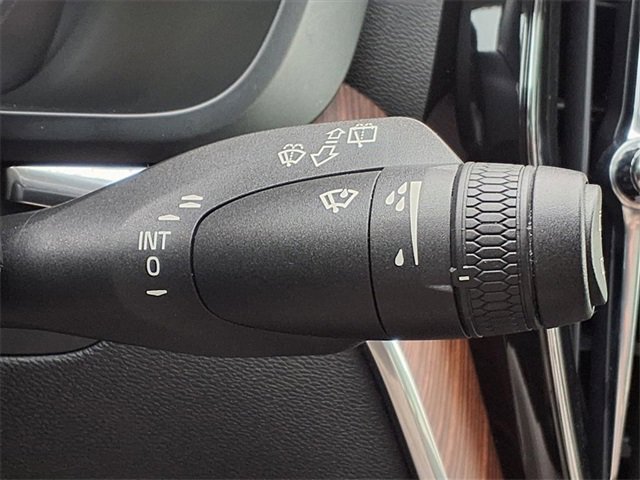 Used 2019 Volvo XC60 T5 Momentum w/ Multimedia Package image 15