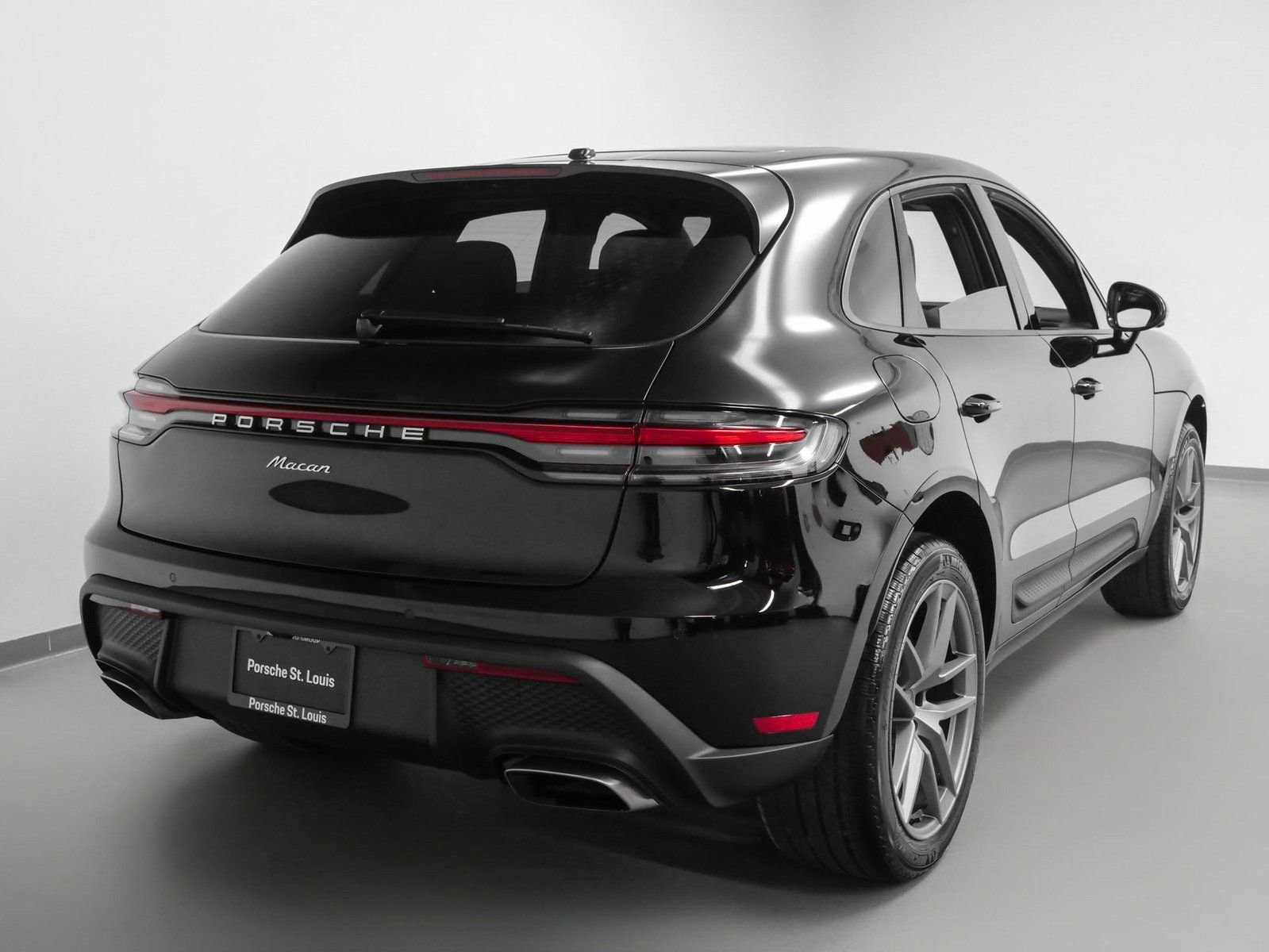 Certified 2025 Porsche Macan image 10