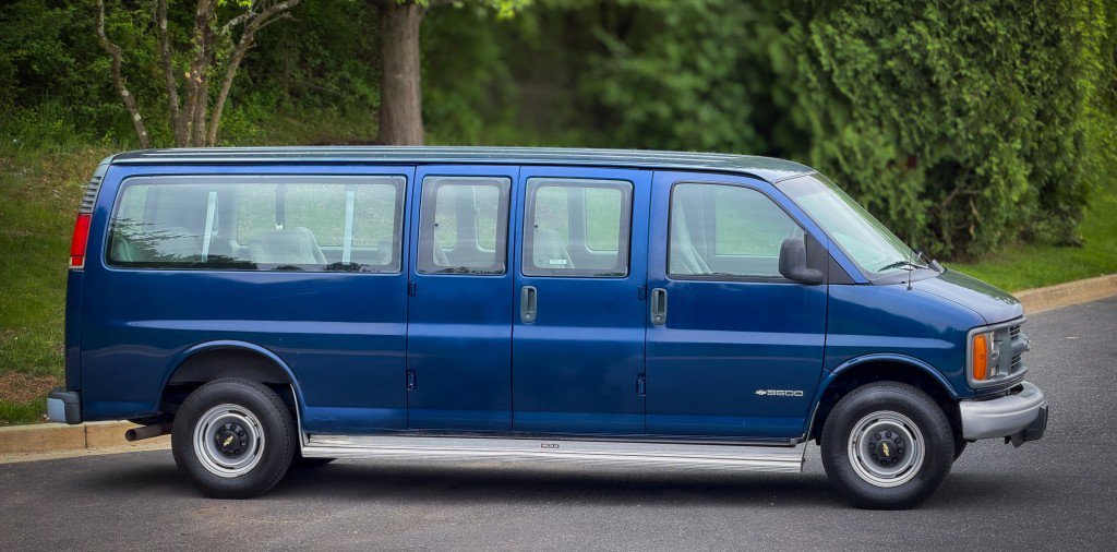 Used 2001 Chevrolet Express 3500 Extended Passenger w/ Preferred Equipment Group RWD image 7