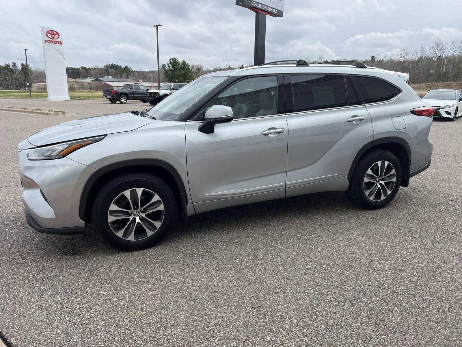 Used 2020 Toyota Highlander XLE AWD/4WD image 10