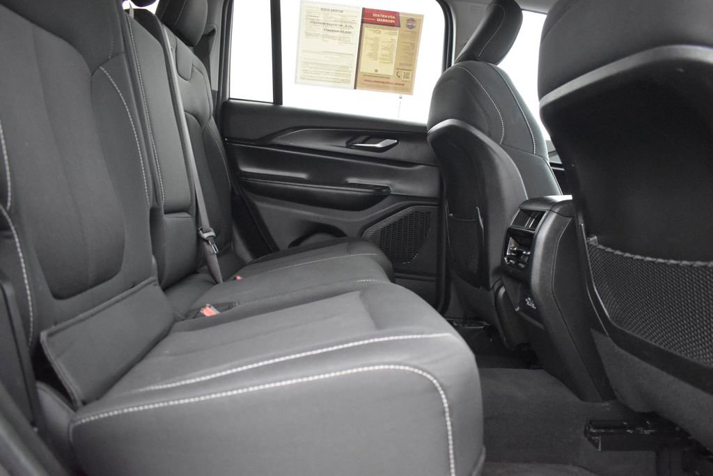 Used 2024 Jeep Grand Cherokee Laredo RWD image 12