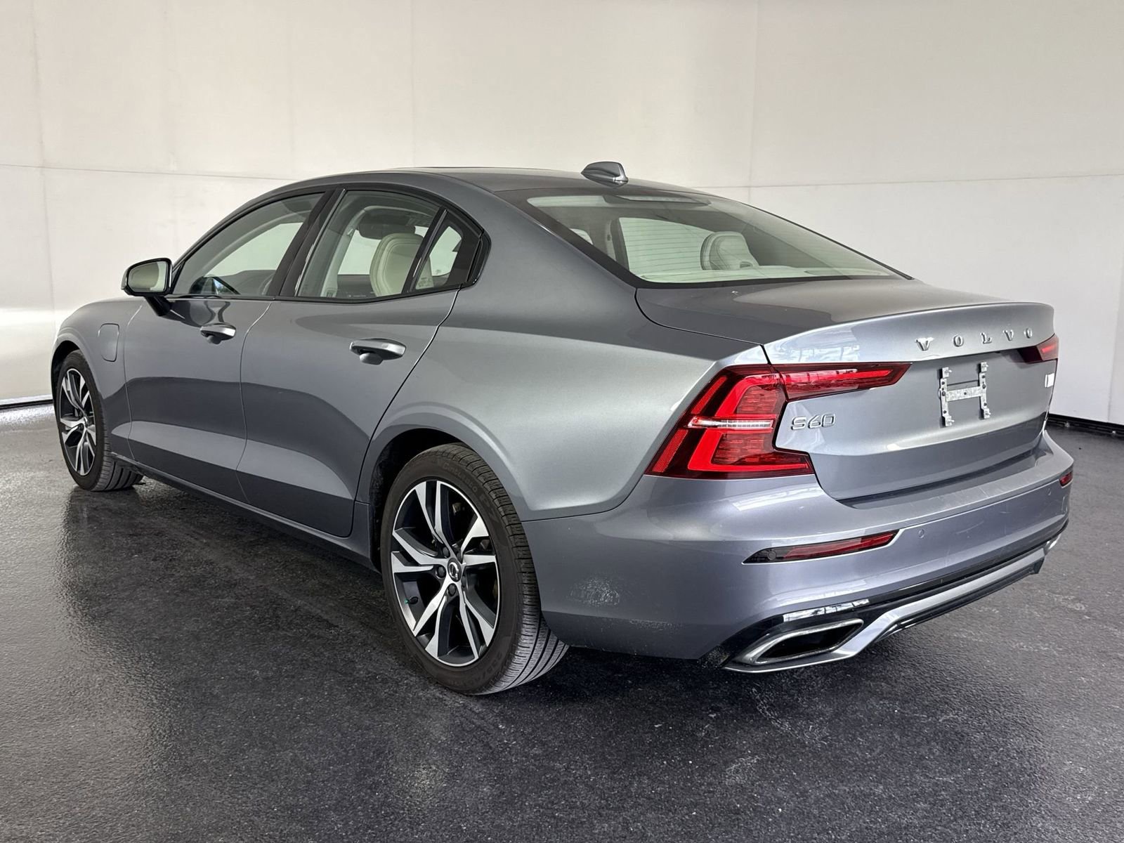 Used 2021 Volvo S60 T8 R-Design Expression image 9
