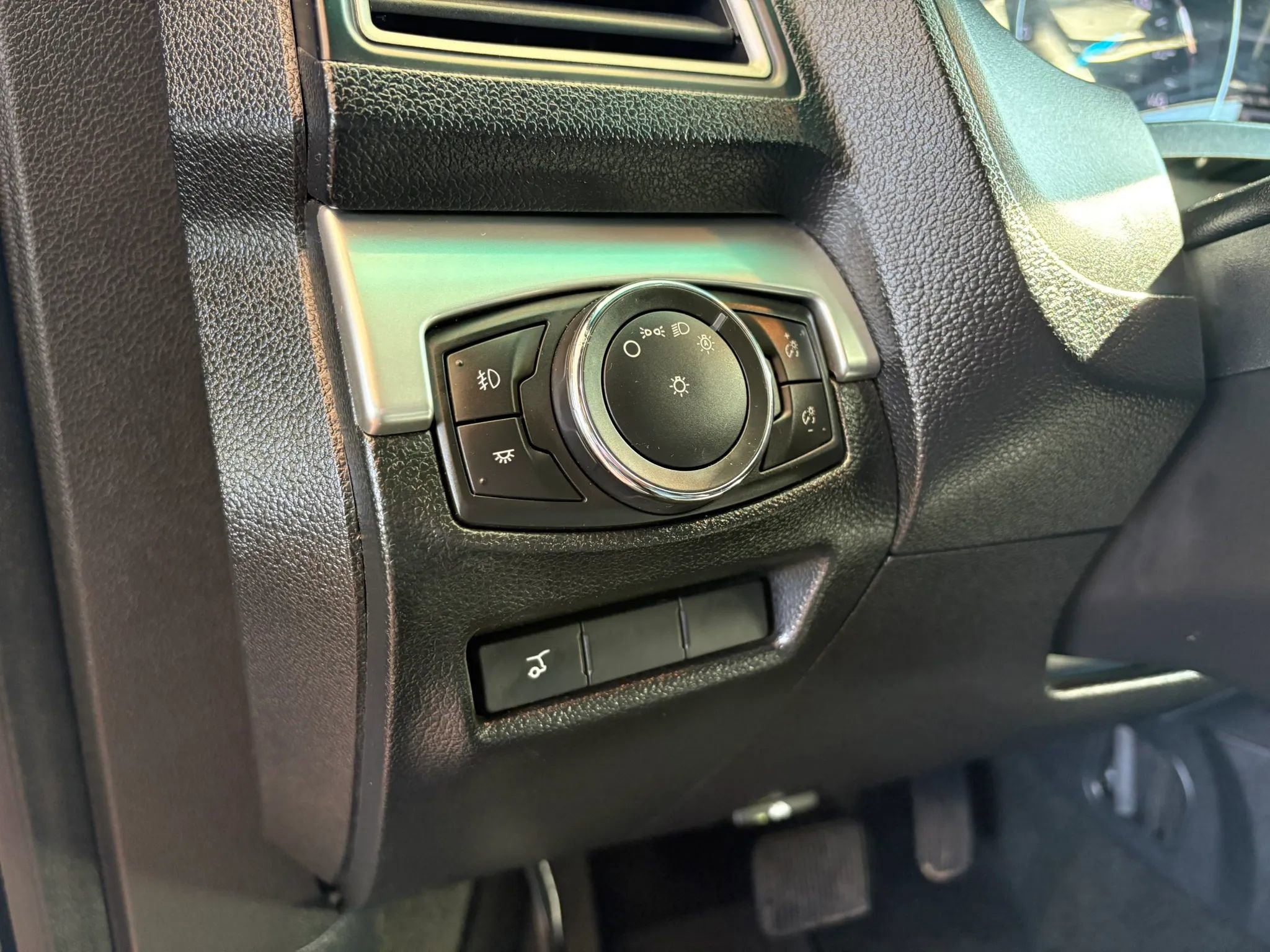 Used 2016 Ford Explorer XLT w/ Equipment Group 202A AWD/4WD image 12