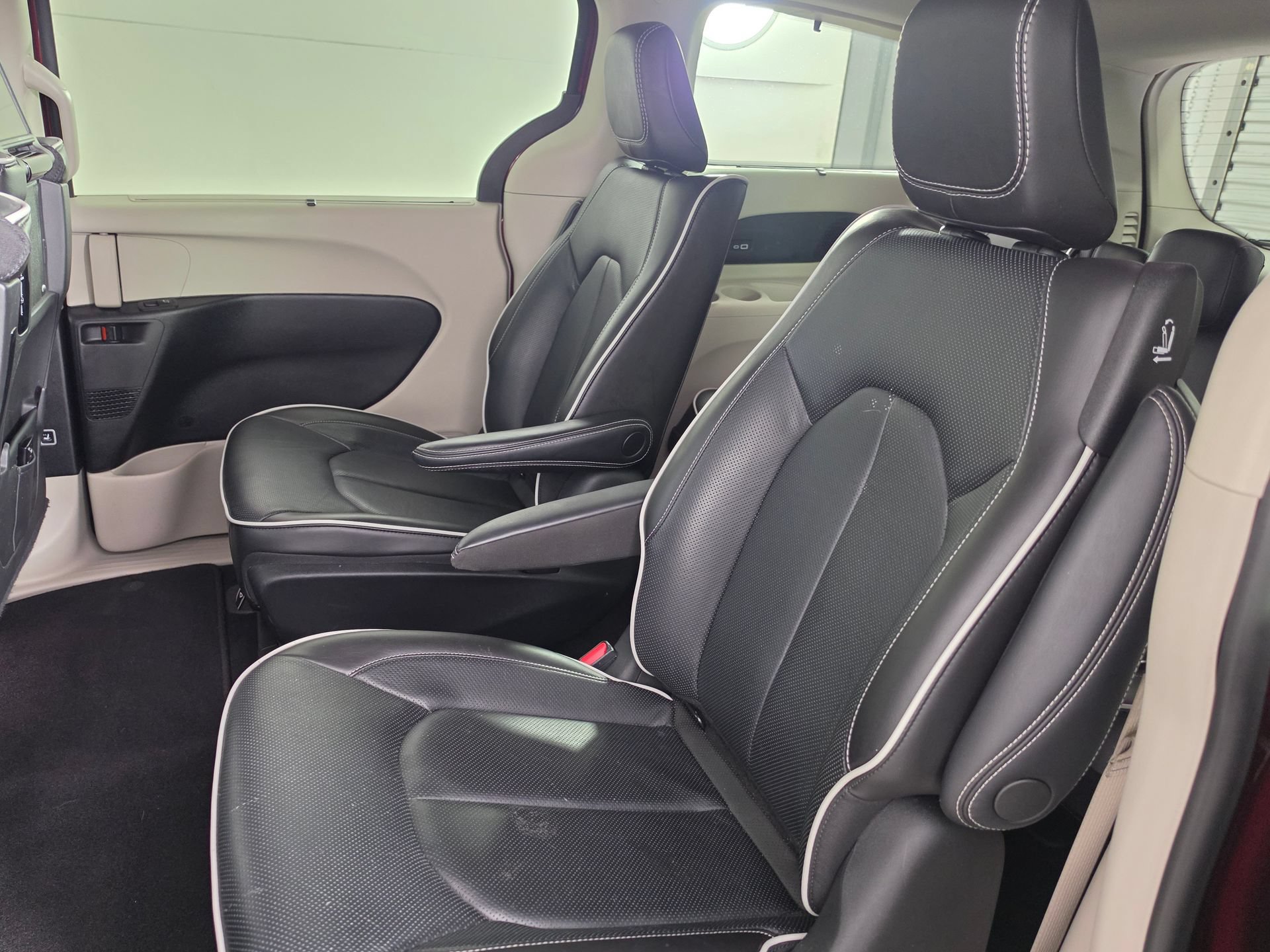 Used 2022 Chrysler Pacifica Limited w/ Uconnect Theater Family Group FWD image 40