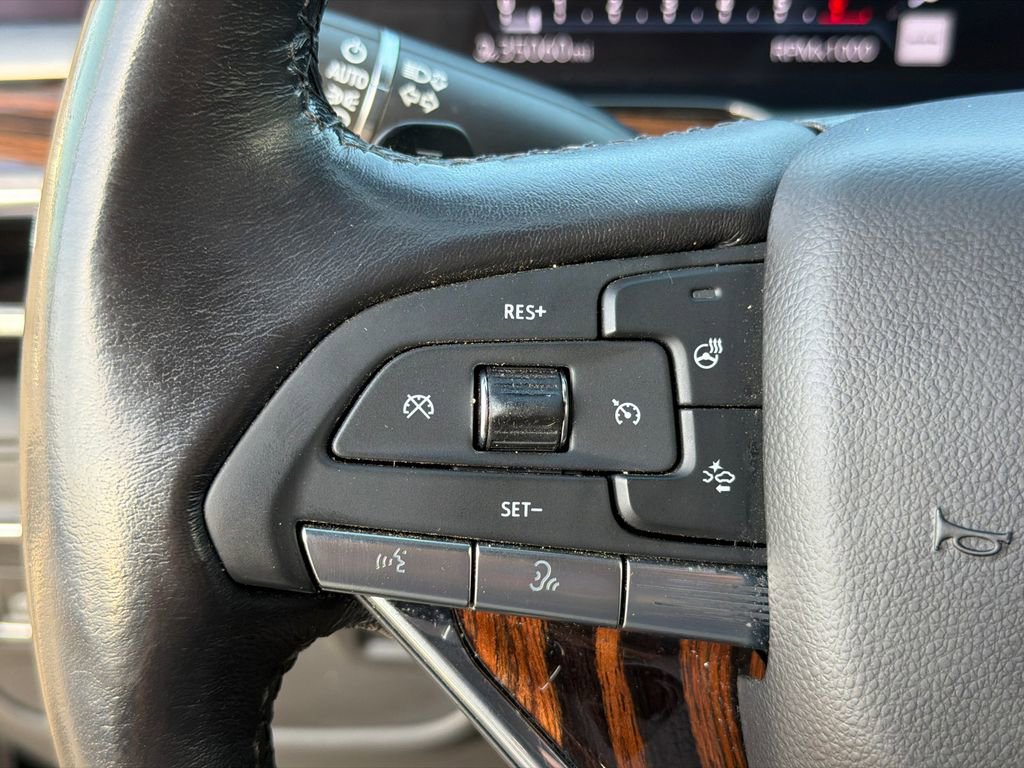 Used 2023 Cadillac Escalade Premium Luxury RWD image 25