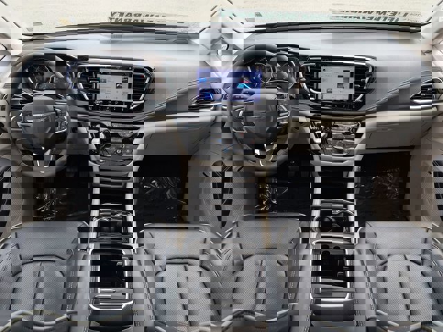 Used 2022 Chrysler Pacifica Limited image 16