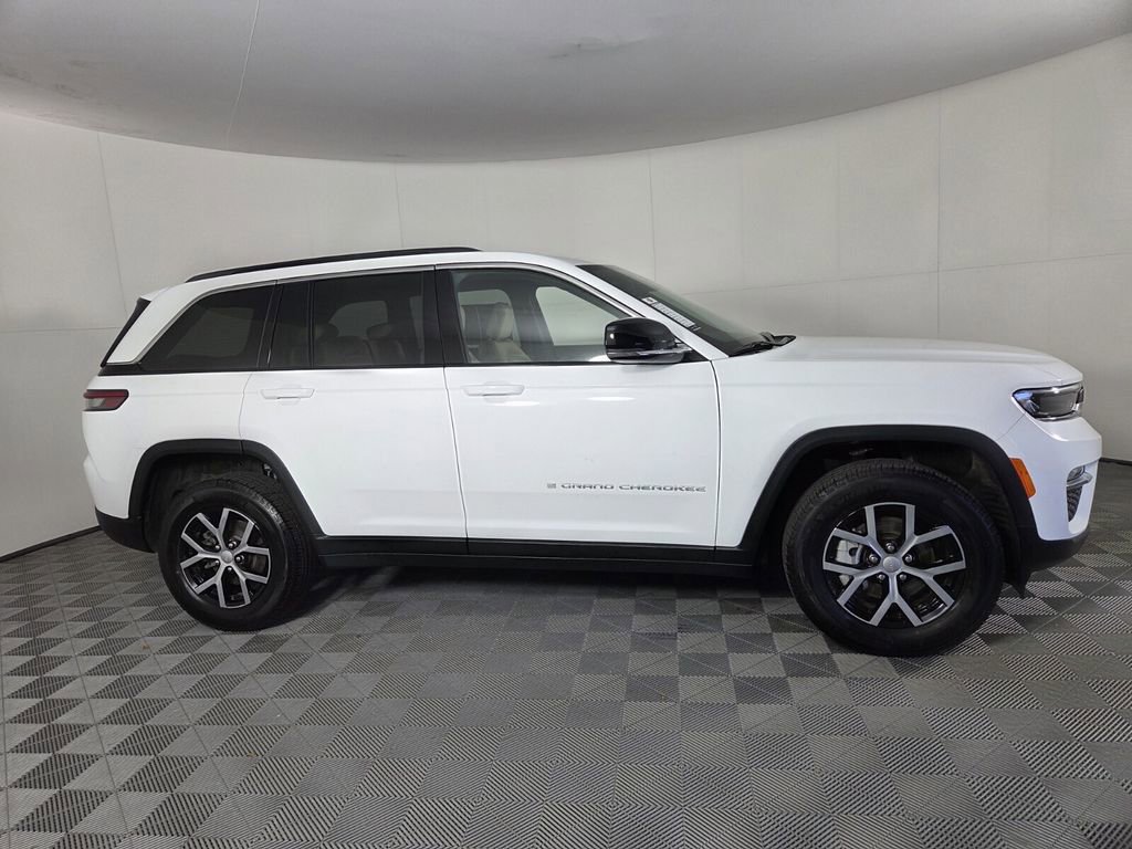Certified 2025 Jeep Grand Cherokee Limited image 4
