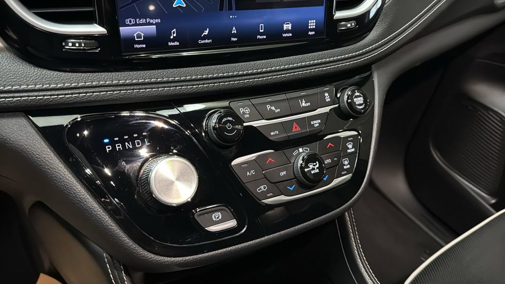 Used 2023 Chrysler Pacifica Limited w/ Uconnect Theater Family Group FWD image 29