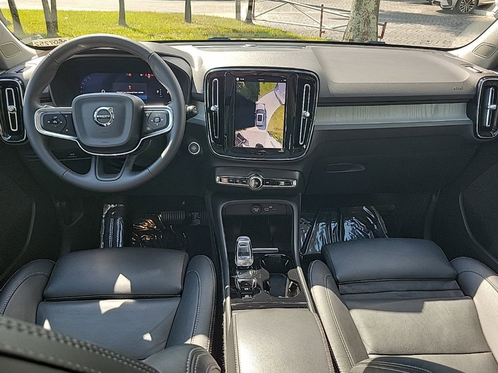 Used 2025 Volvo XC40 B5 Plus image 9