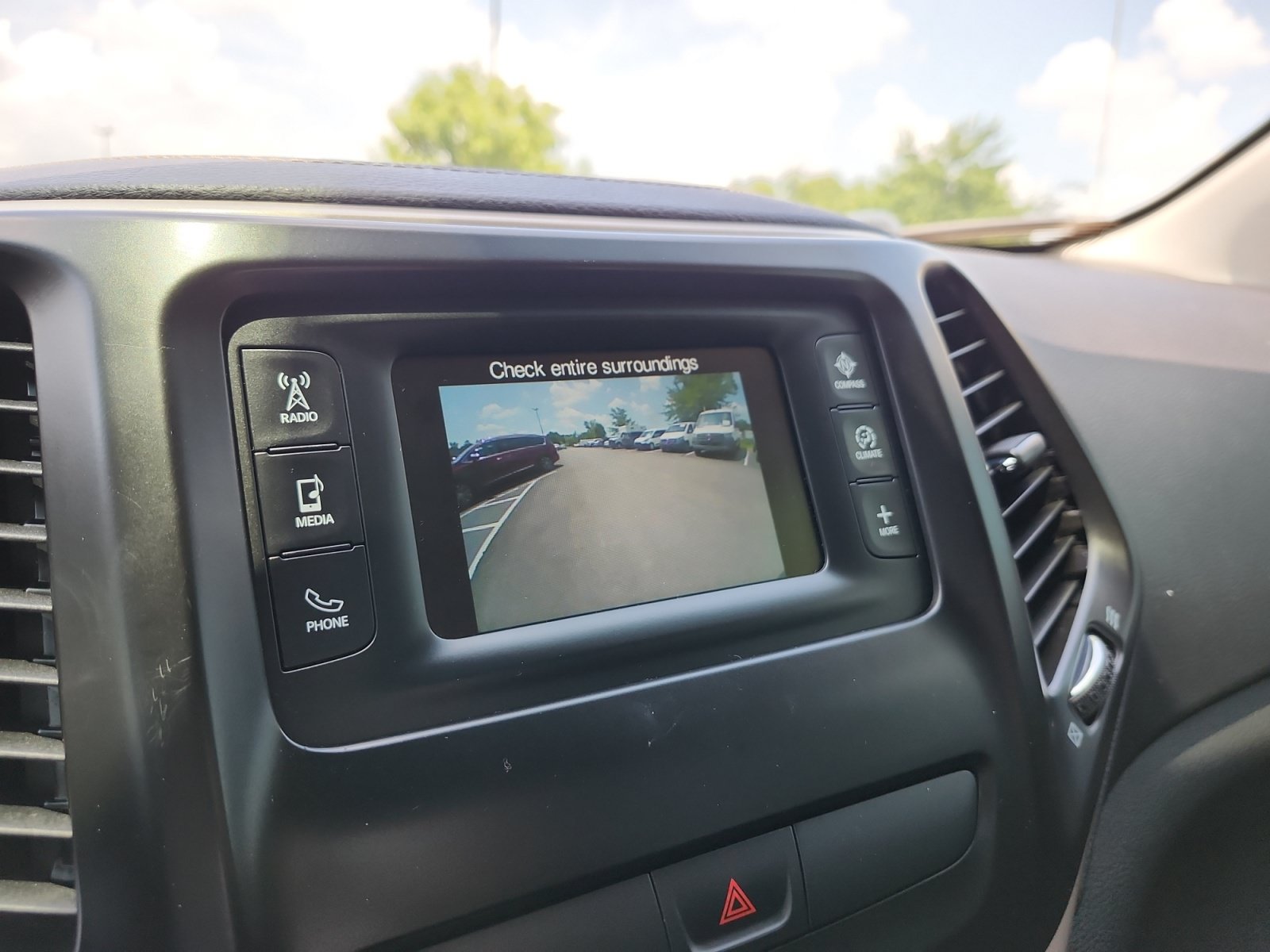 Used 2018 Jeep Cherokee Sport AWD/4WD image 2