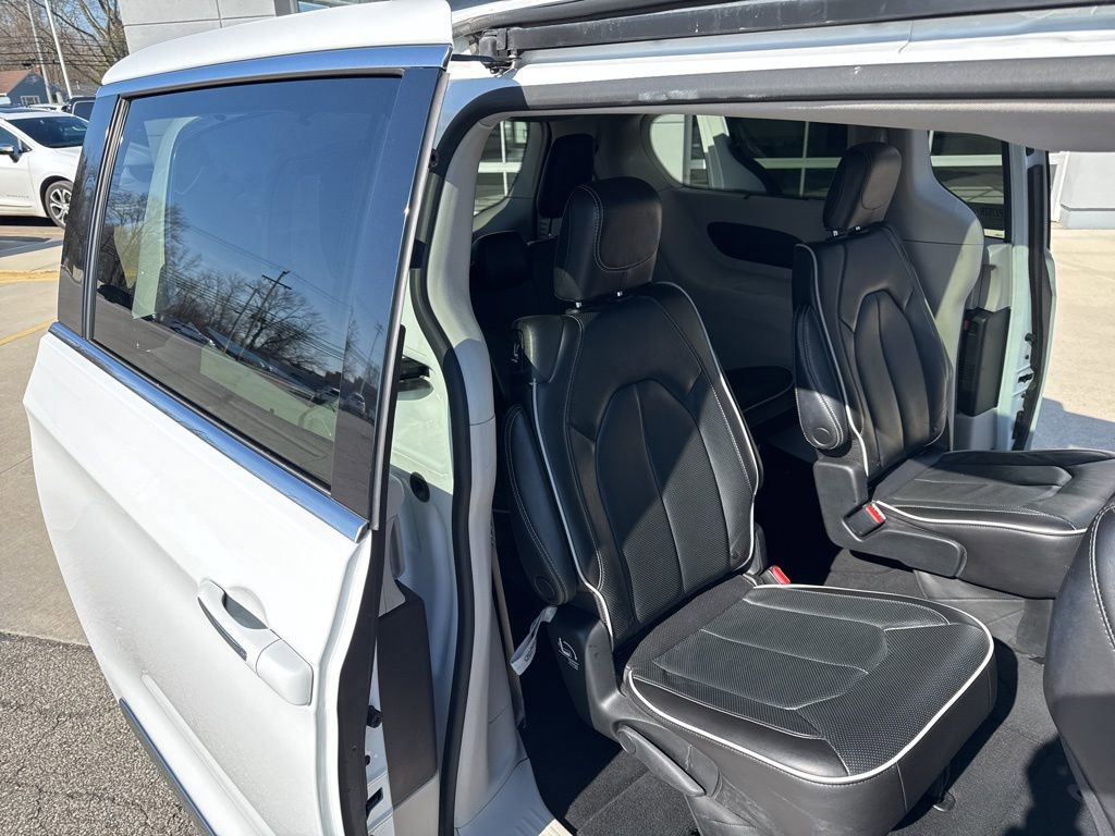 Used 2023 Chrysler Pacifica Limited image 33
