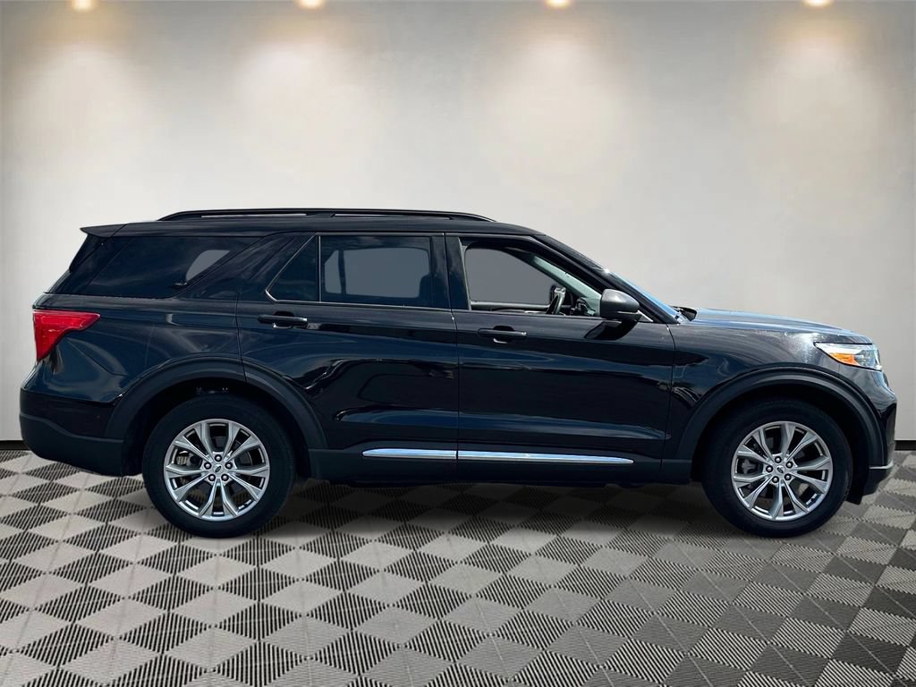 Used 2024 Ford Explorer XLT w/ Equipment Group 202A AWD/4WD image 2