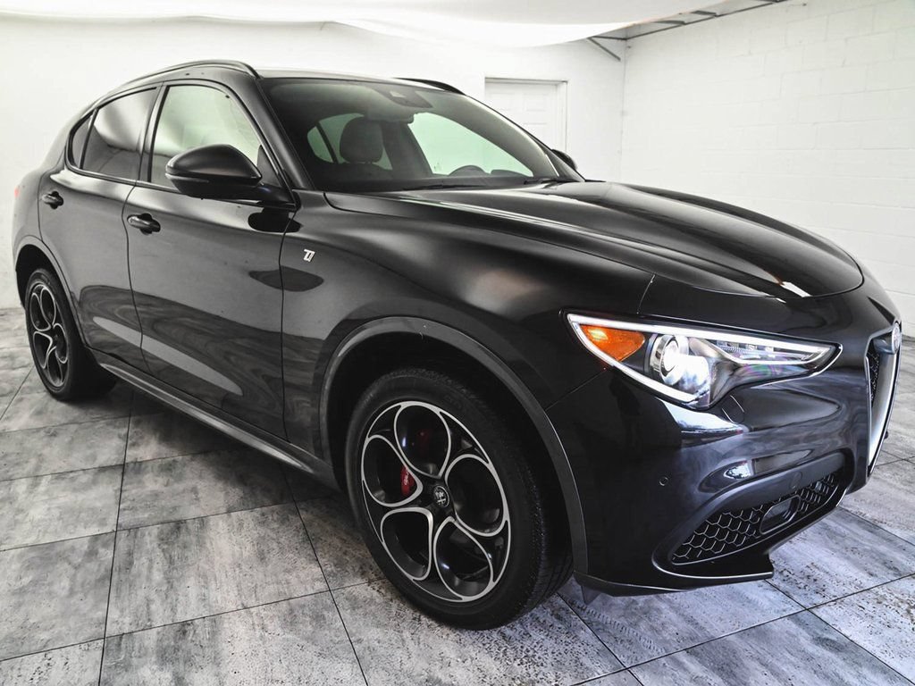 Used 2023 Alfa Romeo Stelvio Ti AWD/4WD image 3
