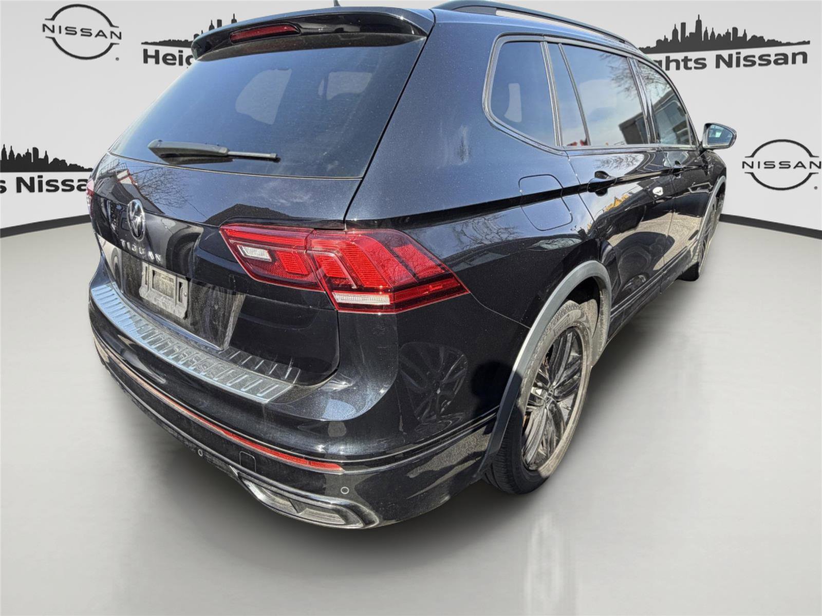 Used 2022 Volkswagen Tiguan SE R-Line image 4