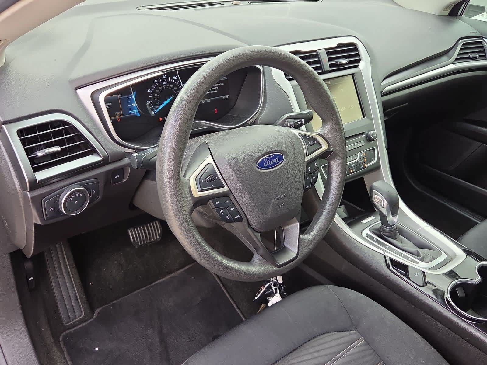 Used 2016 Ford Fusion SE FWD image 2