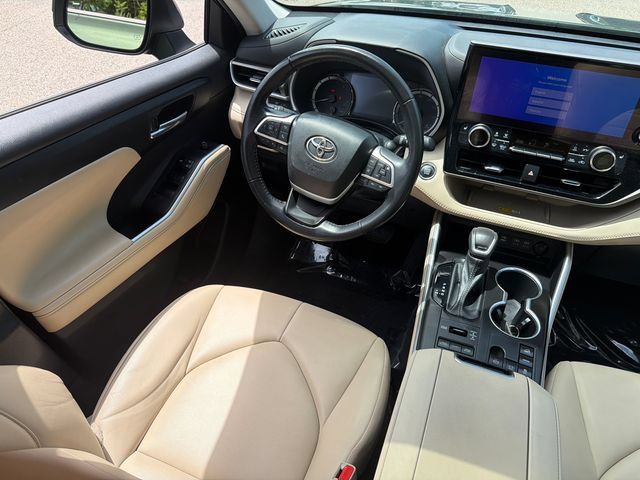 Used 2023 Toyota Highlander XLE AWD/4WD image 21