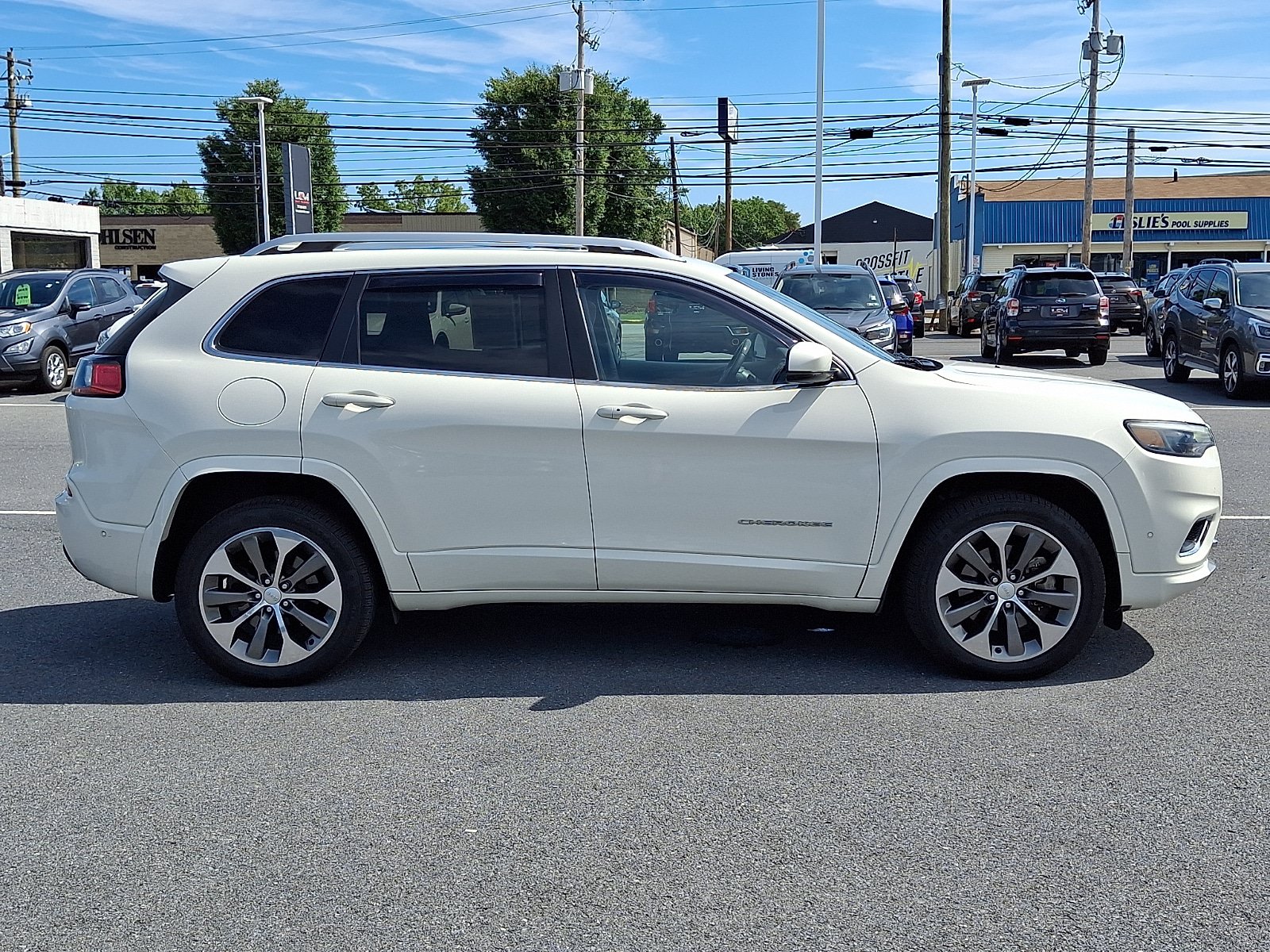 Used 2019 Jeep Cherokee Overland w/ Technology Group AWD/4WD image 5
