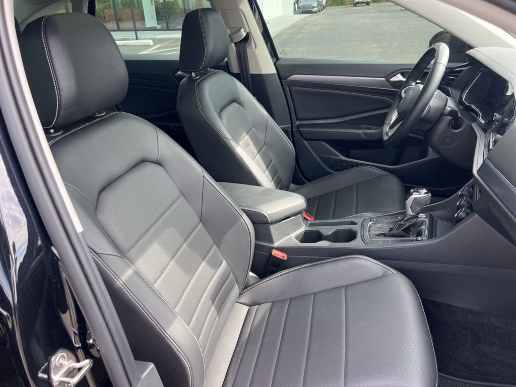 Certified 2023 Volkswagen Jetta SE w/ Panoramic Sunroof Package image 24