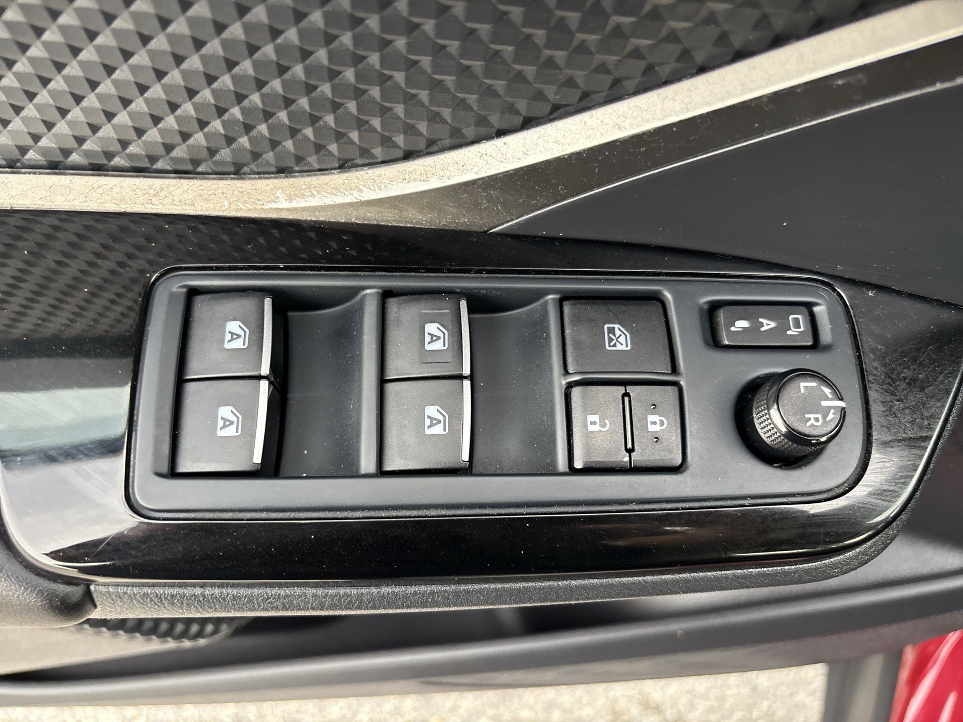 Used 2019 Toyota C-HR XLE FWD image 15