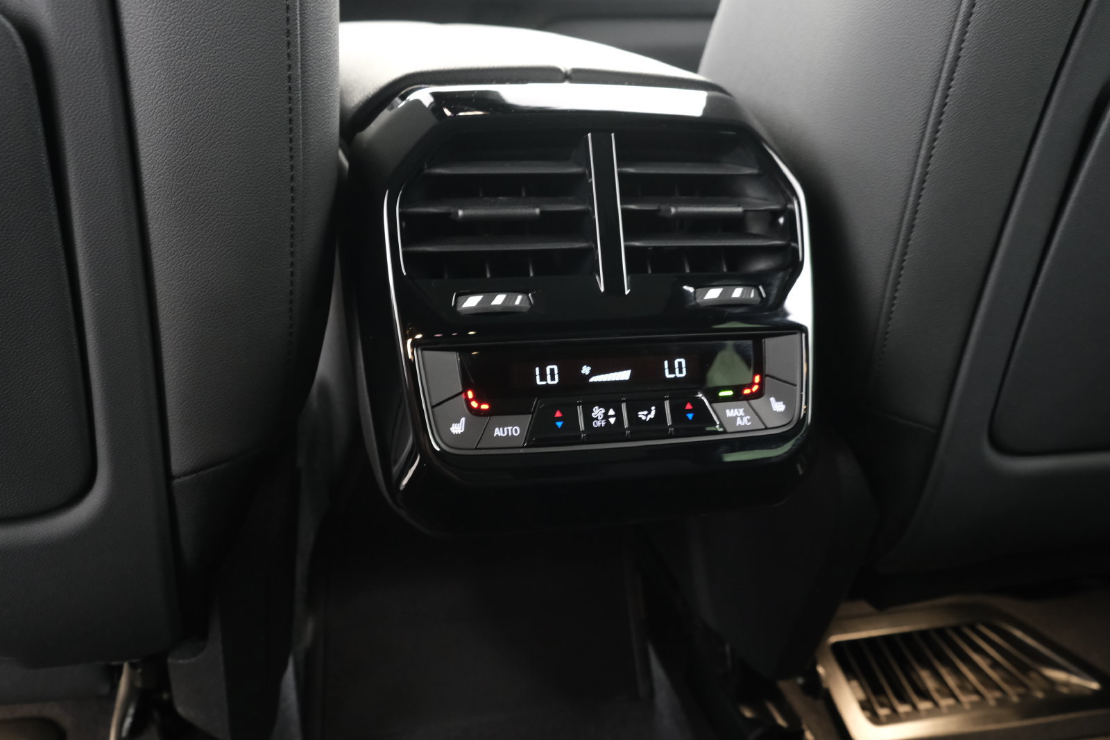 Used 2023 BMW iX xDrive50 w/ Premium Package AWD/4WD image 37