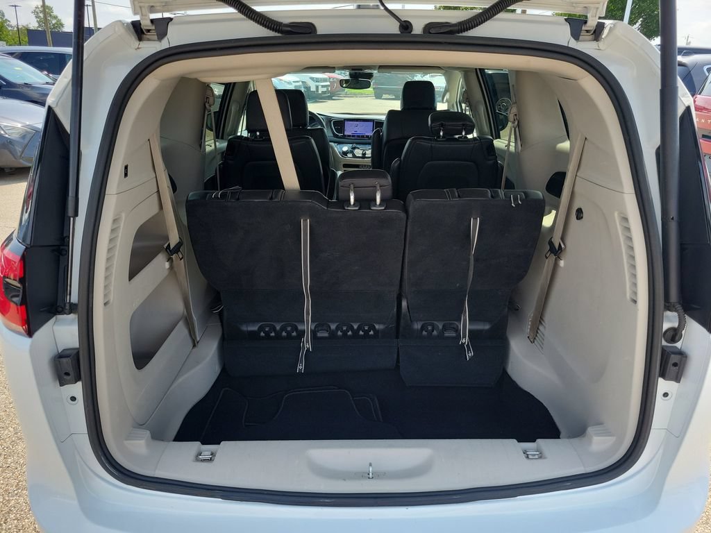 Used 2023 Chrysler Pacifica Touring-L FWD image 7
