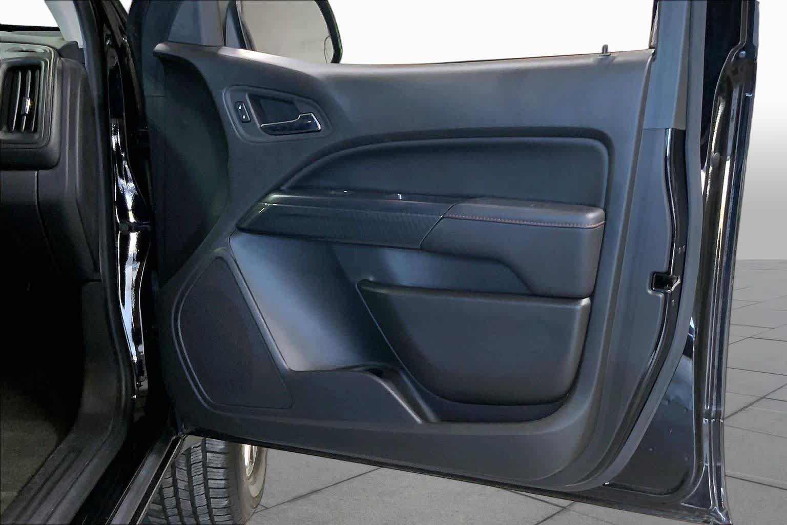 Used 2015 GMC Canyon SLE w/ All-Terrain Package RWD image 21