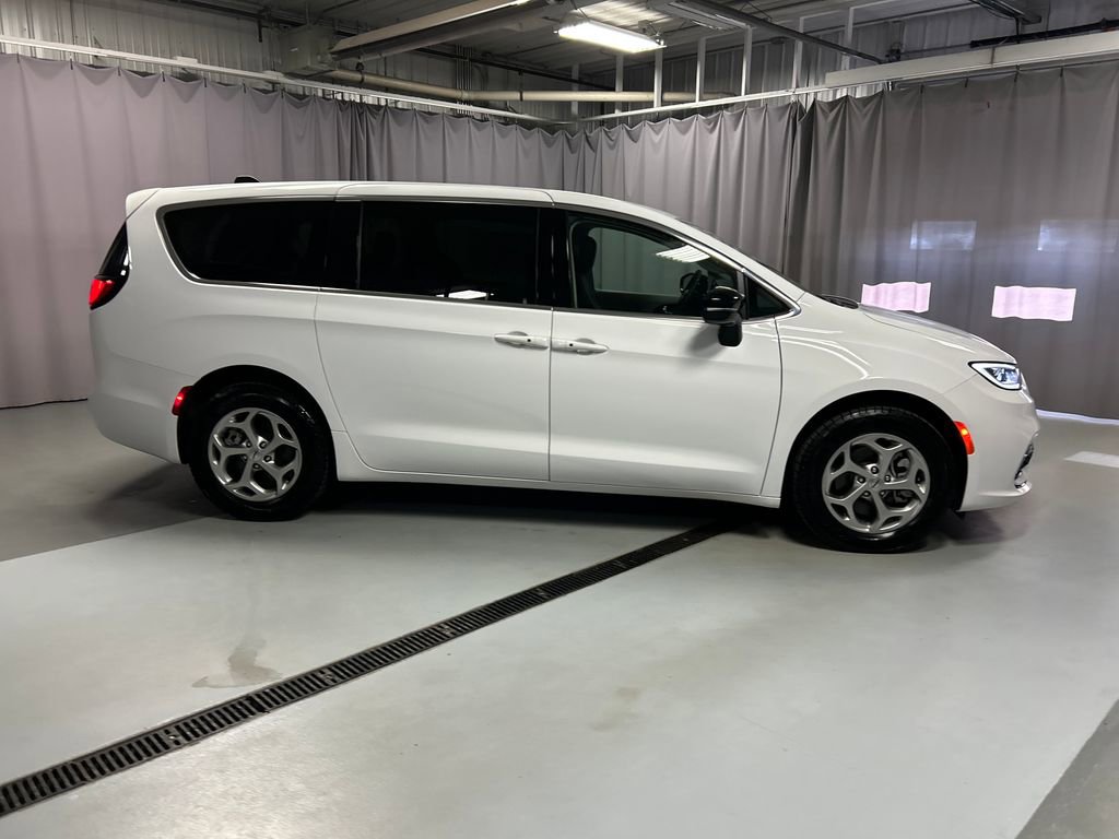 Used 2024 Chrysler Pacifica Limited w/ Uconnect Theater Family Group AWD/4WD image 8