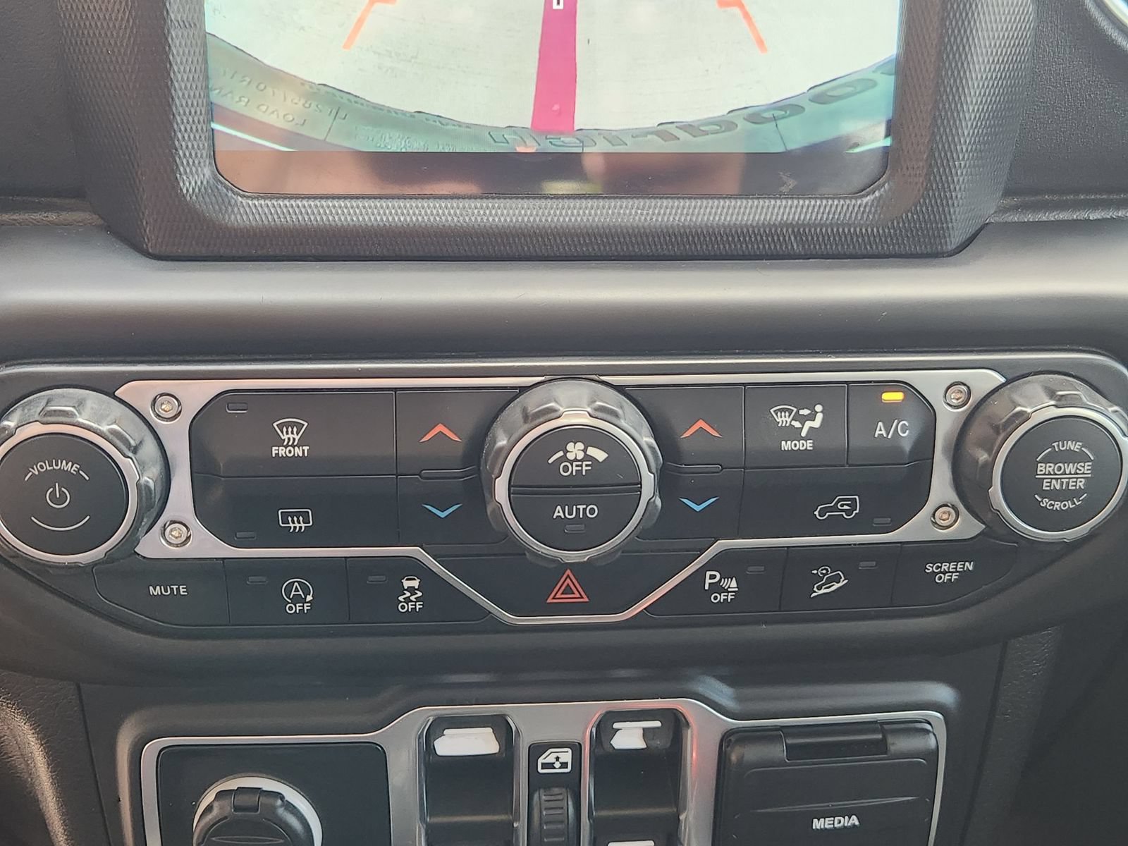 Used 2018 Jeep Wrangler Unlimited Sahara AWD/4WD image 18