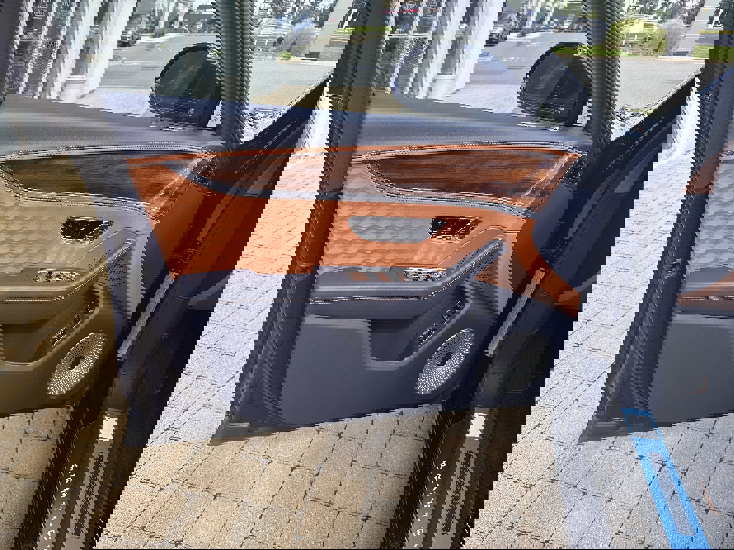 New 2025 Bentley Flying Spur Plug-In Hybrid image 13