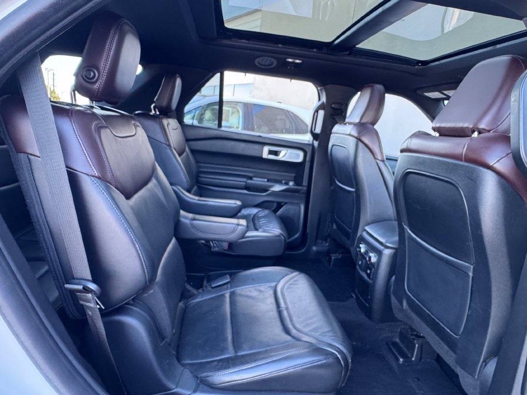 Used 2020 Ford Explorer Platinum w/ Premium Technology Package AWD/4WD image 32