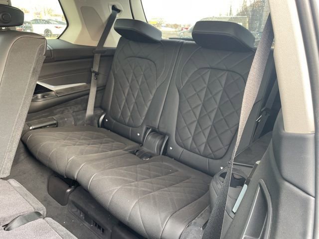 Used 2024 BMW X7 xDrive40i w/ Premium Package image 10