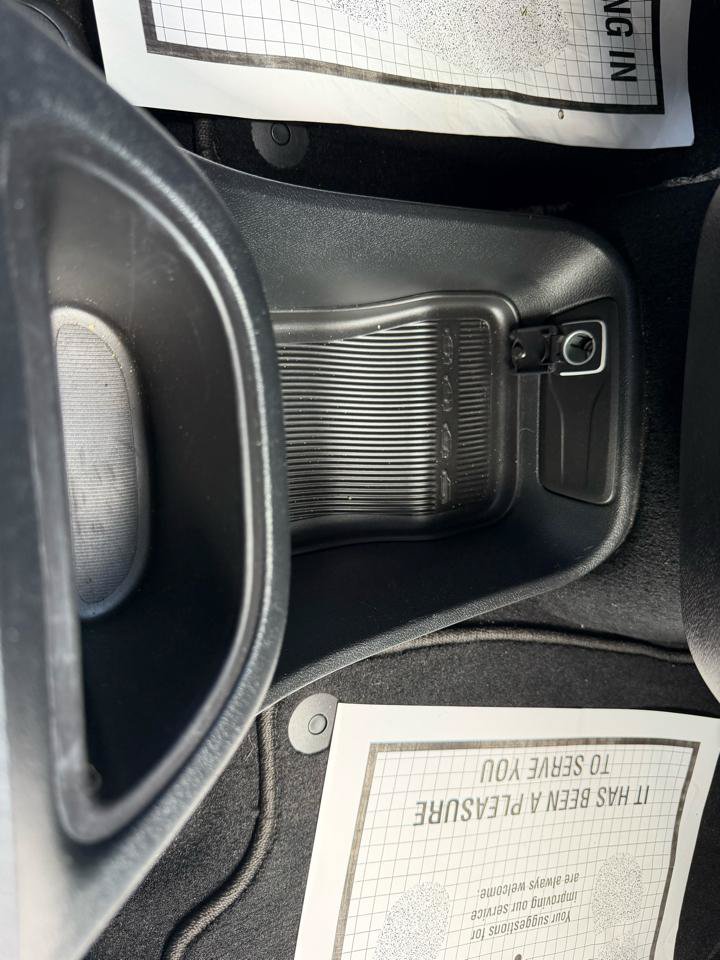 Used 2025 Chrysler Pacifica Select FWD image 31