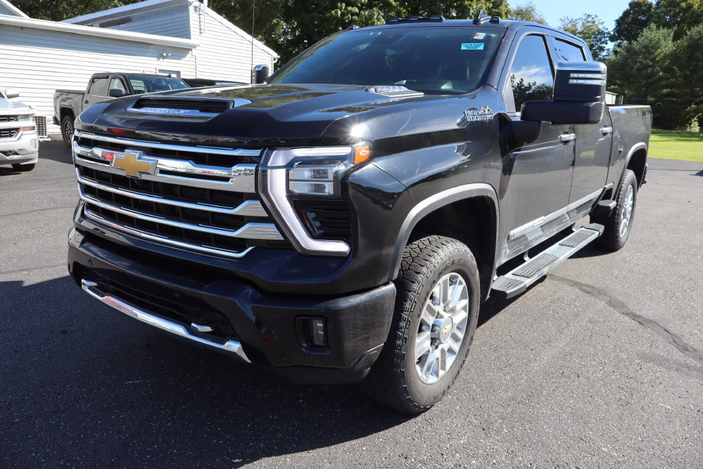 Used 2024 Chevrolet Silverado 2500 High Country w/ Technology Package AWD/4WD image 2