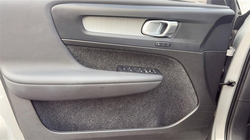 Certified 2025 Volvo XC40 B5 Plus image 13