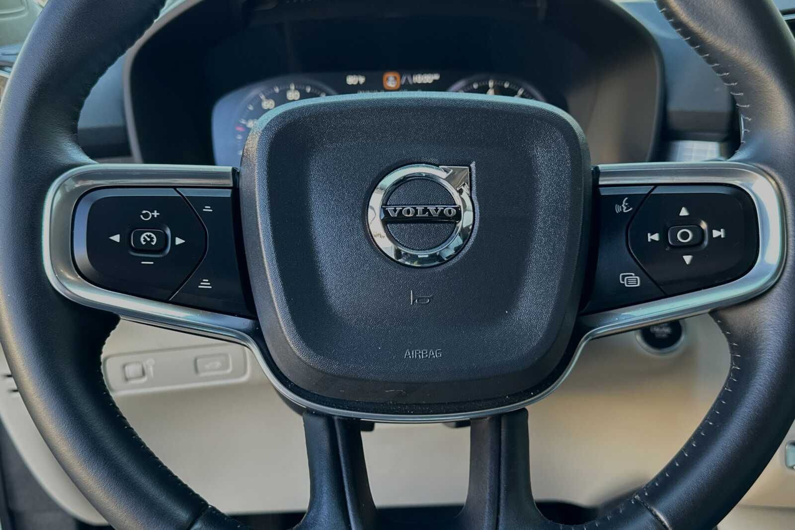 Used 2020 Volvo XC40 T4 Momentum FWD image 23