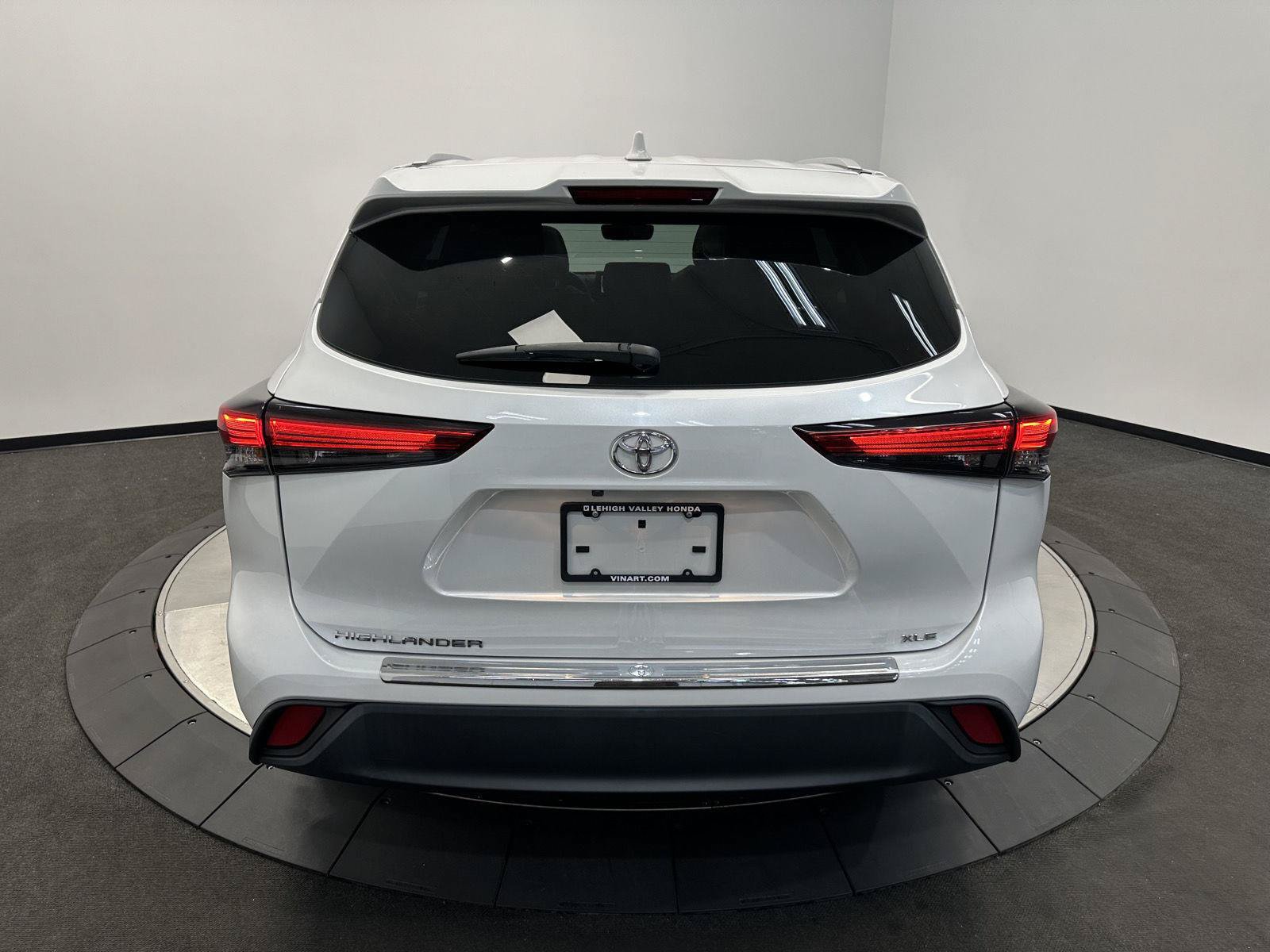 Used 2023 Toyota Highlander XLE FWD image 6