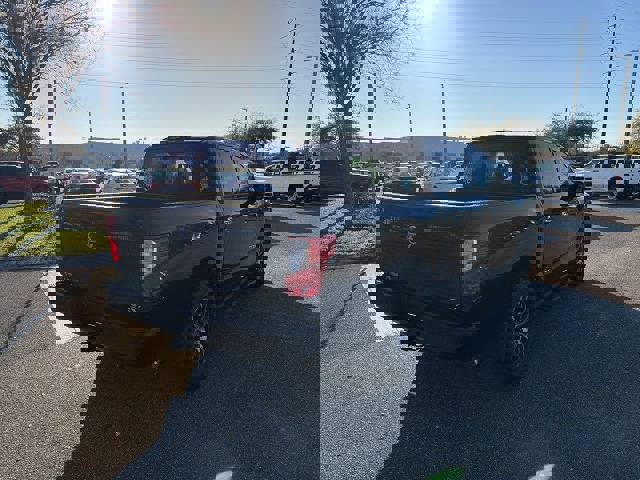 Used 2021 Nissan Titan SV w/ SV Convenience Package image 5