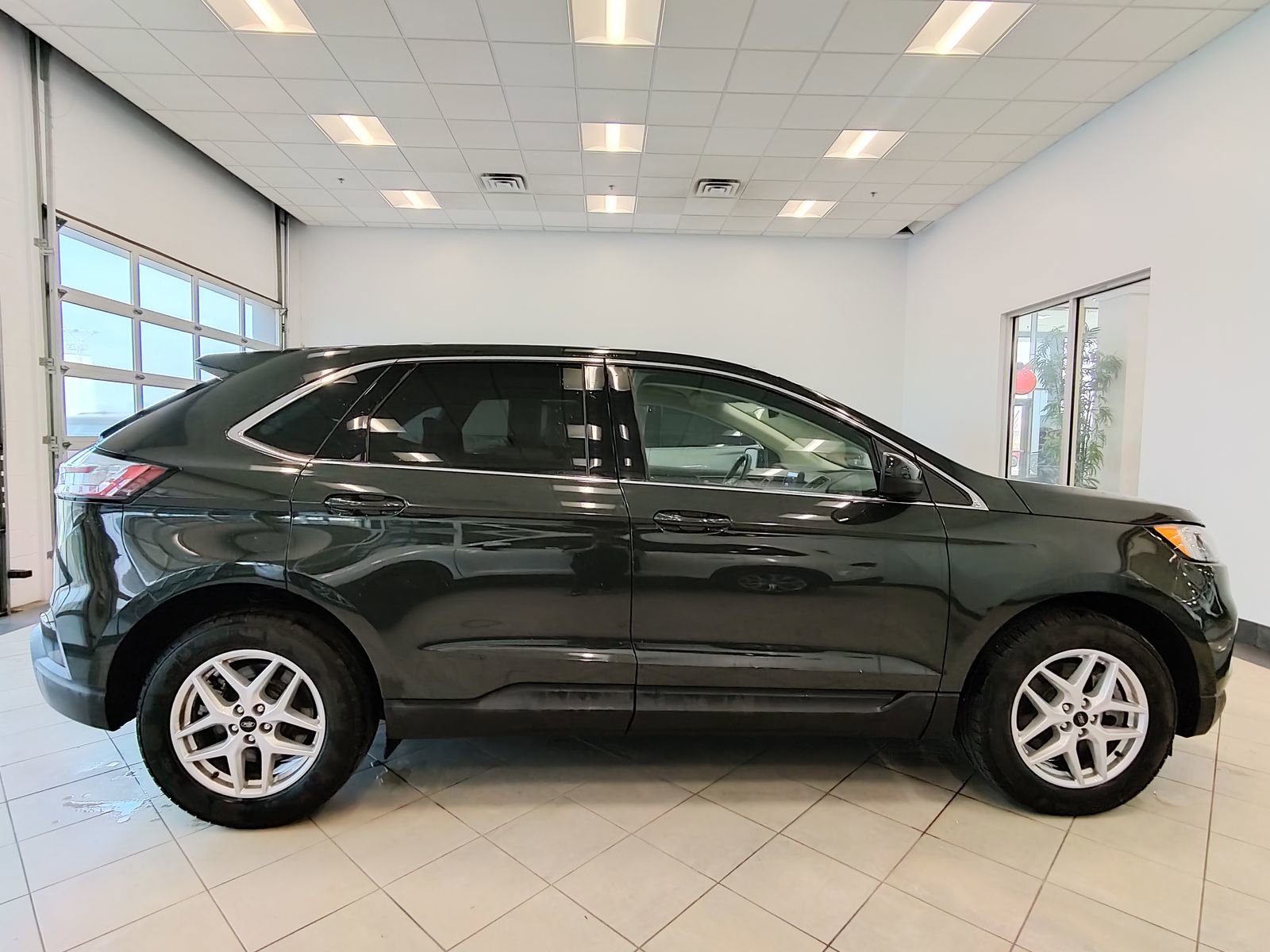 Used 2024 Ford Edge SEL image 2