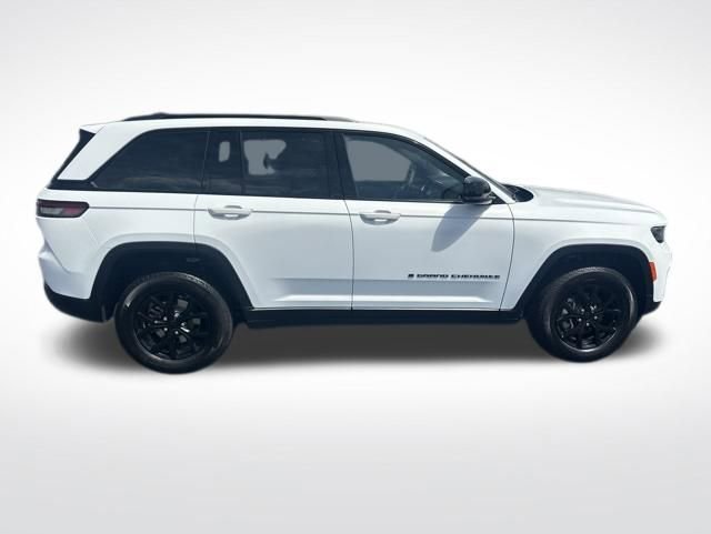 Used 2025 Jeep Grand Cherokee Altitude AWD/4WD image 6